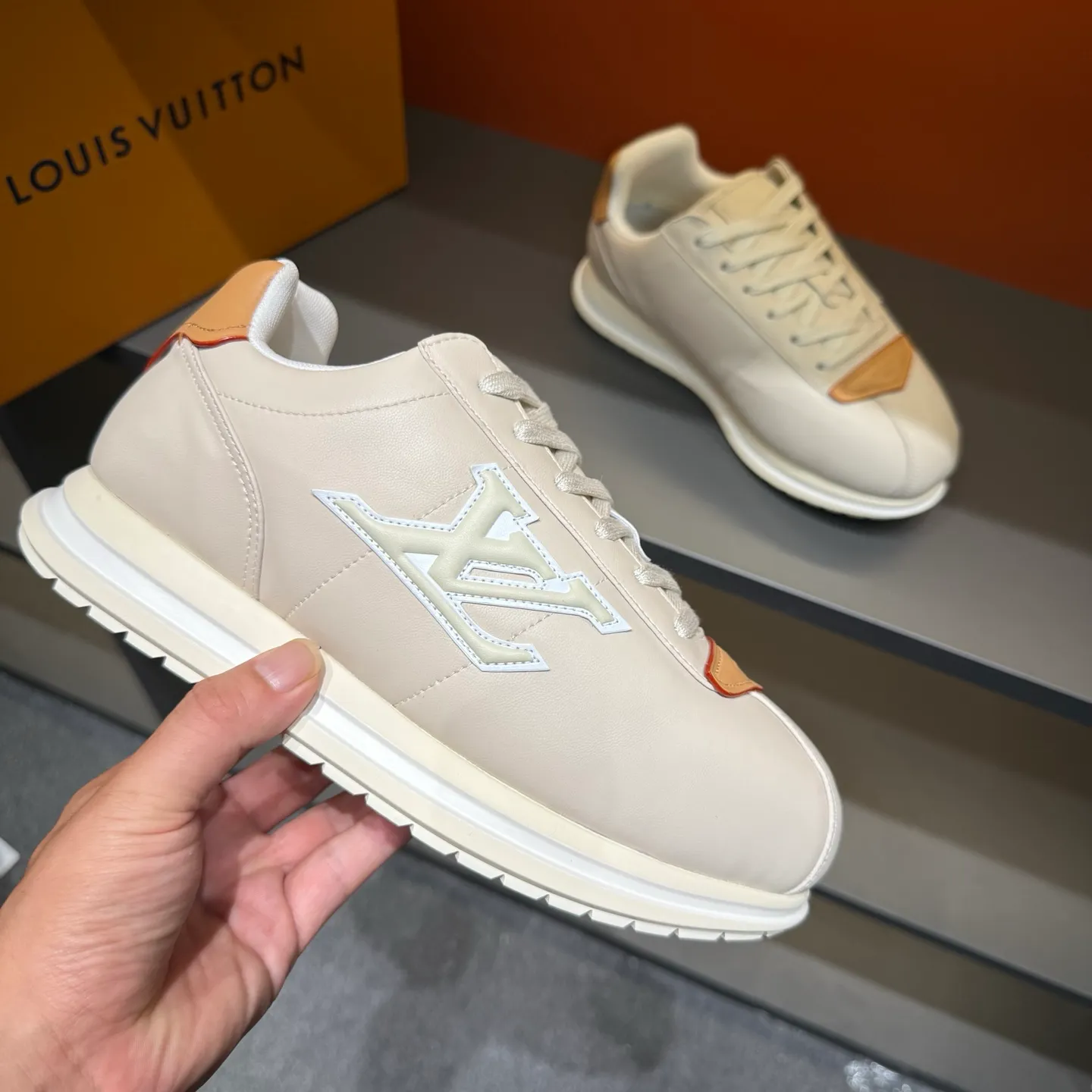 P540 Size 38-45 LV 🫏The colorful interpretation of BUTTERSOFT sneakers combines sheepskin, The colorful interpretation of LV BUTTERSOFT sneakers combines sheepskin and calfskin, bringing a super soft feel. Designed by Pharrell Williams, this '60s-inspired shoe features a padded upper that's been crafted by Louis Vuitton craftsmen to further enhance the comfort of the leather. In addition to the LV initials, it features multiple signatures, including natural leather trim and an embossed pattern of Pharrell Williams and lobster on the side, referencing the Fall/Winter 2025 men’s show. A must-have artifact for fashionistas✅